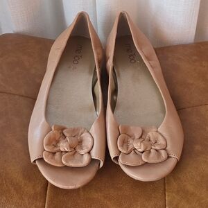 Me Too Women's Tan Peep-Toe Flats
